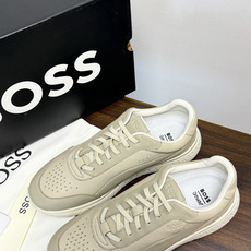 Hugo Boss 男士皮质休闲板鞋,鞋面是 荔枝纹牛皮 / 纳帕皮 ,鞋身有透气打孔设计,侧面压印或金属 BOSS Hugo Boss 男士皮质休闲板鞋,鞋面是 荔枝纹牛皮 / 纳帕皮 ,鞋身有透气打孔设计,侧面压印或金属 BOSS