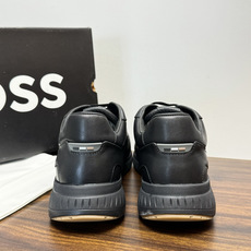 Hugo Boss 男士皮质休闲板鞋,鞋面是 荔枝纹牛皮 / 纳帕皮 ,鞋身有透气打孔设计,侧面压印或金属 BOSS Hugo Boss 男士皮质休闲板鞋,鞋面是 荔枝纹牛皮 / 纳帕皮 ,鞋身有透气打孔设计,侧面压印或金属 BOSS
