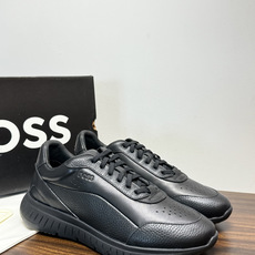 Hugo Boss 男士皮质休闲板鞋,鞋面是 荔枝纹牛皮 / 纳帕皮 ,鞋身有透气打孔设计,侧面压印或金属 BOSS Hugo Boss 男士皮质休闲板鞋,鞋面是 荔枝纹牛皮 / 纳帕皮 ,鞋身有透气打孔设计,侧面压印或金属 BOSS