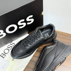 Hugo Boss 男士皮质休闲板鞋,鞋面是 荔枝纹牛皮 / 纳帕皮 ,鞋身有透气打孔设计,侧面压印或金属 BOSS Hugo Boss 男士皮质休闲板鞋,鞋面是 荔枝纹牛皮 / 纳帕皮 ,鞋身有透气打孔设计,侧面压印或金属 BOSS