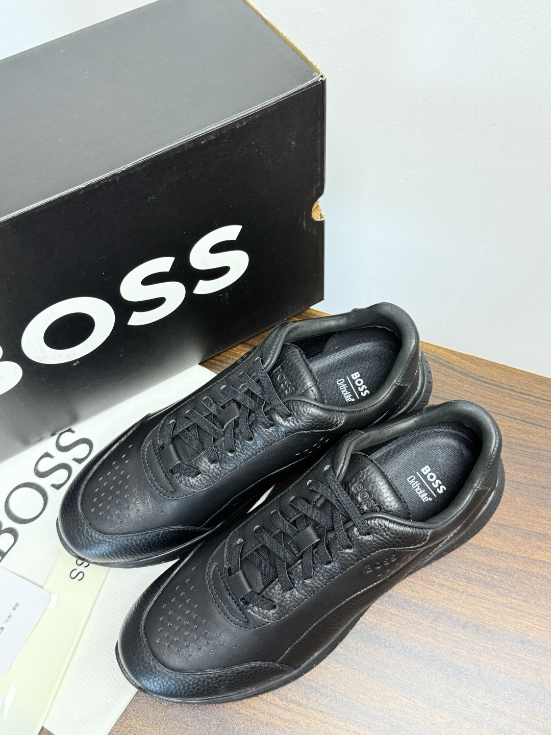 Hugo Boss 男士皮质休闲板鞋,鞋面是 荔枝纹牛皮 / 纳帕皮 ,鞋身有透气打孔设计,侧面压印或金属 BOSS Hugo Boss 男士皮质休闲板鞋,鞋面是 荔枝纹牛皮 / 纳帕皮 ,鞋身有透气打孔设计,侧面压印或金属 BOSS
