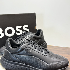 Hugo Boss 男士皮质休闲板鞋,鞋面是 荔枝纹牛皮 / 纳帕皮 ,鞋身有透气打孔设计,侧面压印或金属 BOSS Hugo Boss 男士皮质休闲板鞋,鞋面是 荔枝纹牛皮 / 纳帕皮 ,鞋身有透气打孔设计,侧面压印或金属 BOSS
