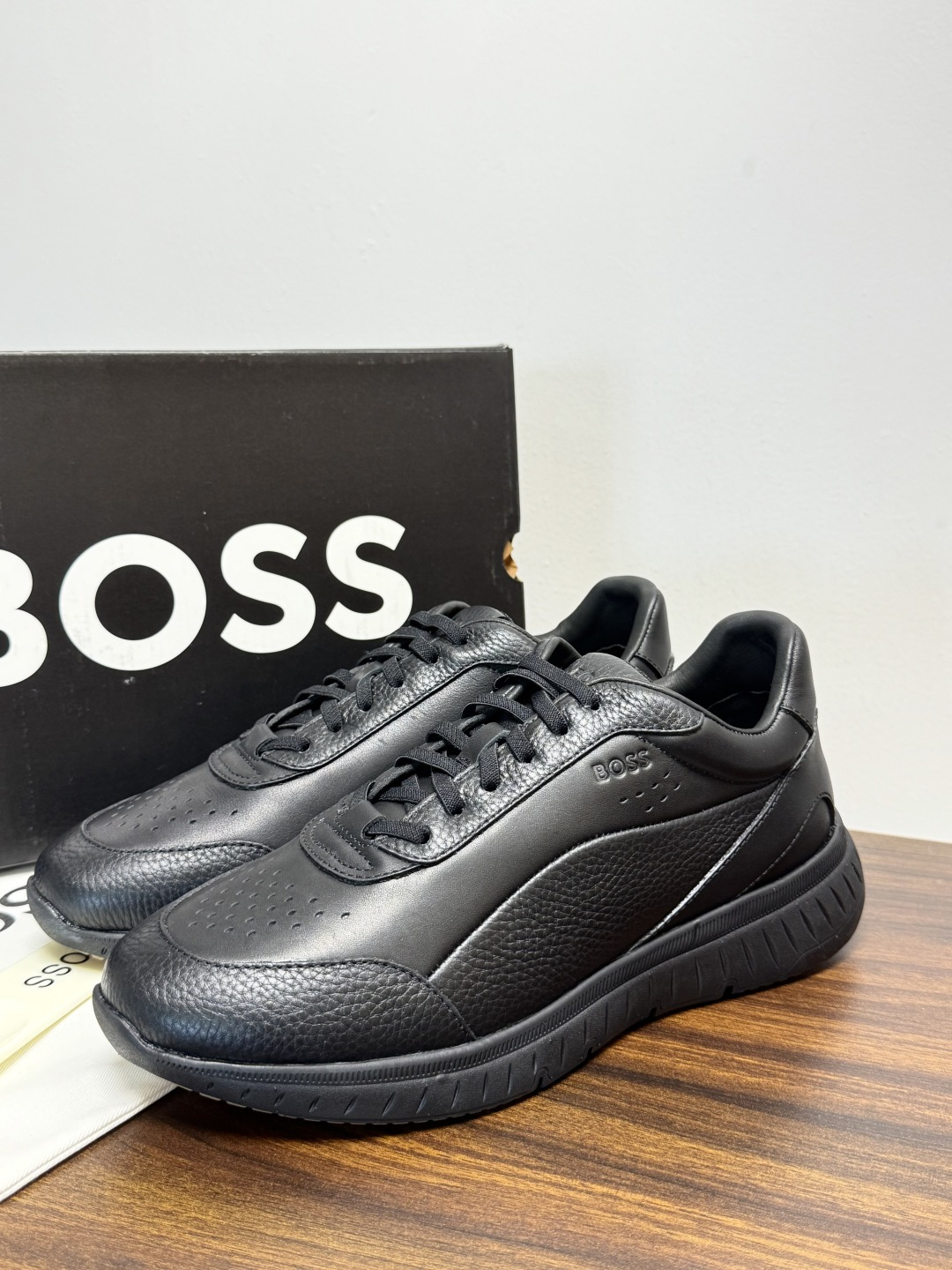 Hugo Boss 男士皮质休闲板鞋,鞋面是 荔枝纹牛皮 / 纳帕皮 ,鞋身有透气打孔设计,侧面压印或金属 BOSS Hugo Boss 男士皮质休闲板鞋,鞋面是 荔枝纹牛皮 / 纳帕皮 ,鞋身有透气打孔设计,侧面压印或金属 BOSS