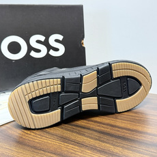 Hugo Boss 男士皮质休闲板鞋,鞋面是 荔枝纹牛皮 / 纳帕皮 ,鞋身有透气打孔设计,侧面压印或金属 BOSS Hugo Boss 男士皮质休闲板鞋,鞋面是 荔枝纹牛皮 / 纳帕皮 ,鞋身有透气打孔设计,侧面压印或金属 BOSS