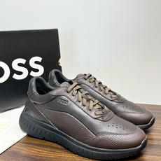 Hugo Boss 男士皮质休闲板鞋,鞋面是 荔枝纹牛皮 / 纳帕皮 ,鞋身有透气打孔设计,侧面压印或金属 BOSS Hugo Boss 男士皮质休闲板鞋,鞋面是 荔枝纹牛皮 / 纳帕皮 ,鞋身有透气打孔设计,侧面压印或金属 BOSS