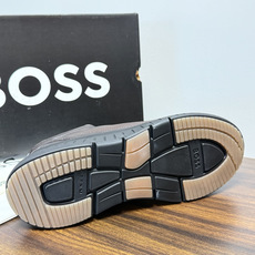 Hugo Boss 男士皮质休闲板鞋,鞋面是 荔枝纹牛皮 / 纳帕皮 ,鞋身有透气打孔设计,侧面压印或金属 BOSS Hugo Boss 男士皮质休闲板鞋,鞋面是 荔枝纹牛皮 / 纳帕皮 ,鞋身有透气打孔设计,侧面压印或金属 BOSS