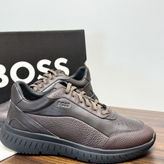 Hugo Boss 男士皮质休闲板鞋,鞋面是 荔枝纹牛皮 / 纳帕皮 ,鞋身有透气打孔设计,侧面压印或金属 BOSS Hugo Boss 男士皮质休闲板鞋,鞋面是 荔枝纹牛皮 / 纳帕皮 ,鞋身有透气打孔设计,侧面压印或金属 BOSS