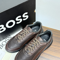 Hugo Boss 男士皮质休闲板鞋,鞋面是 荔枝纹牛皮 / 纳帕皮 ,鞋身有透气打孔设计,侧面压印或金属 BOSS Hugo Boss 男士皮质休闲板鞋,鞋面是 荔枝纹牛皮 / 纳帕皮 ,鞋身有透气打孔设计,侧面压印或金属 BOSS