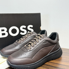 Hugo Boss 男士皮质休闲板鞋,鞋面是 荔枝纹牛皮 / 纳帕皮 ,鞋身有透气打孔设计,侧面压印或金属 BOSS Hugo Boss 男士皮质休闲板鞋,鞋面是 荔枝纹牛皮 / 纳帕皮 ,鞋身有透气打孔设计,侧面压印或金属 BOSS
