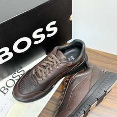 Hugo Boss 男士皮质休闲板鞋,鞋面是 荔枝纹牛皮 / 纳帕皮 ,鞋身有透气打孔设计,侧面压印或金属 BOSS Hugo Boss 男士皮质休闲板鞋,鞋面是 荔枝纹牛皮 / 纳帕皮 ,鞋身有透气打孔设计,侧面压印或金属 BOSS