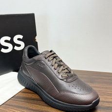 Hugo Boss 男士皮质休闲板鞋,鞋面是 荔枝纹牛皮 / 纳帕皮 ,鞋身有透气打孔设计,侧面压印或金属 BOSS Hugo Boss 男士皮质休闲板鞋,鞋面是 荔枝纹牛皮 / 纳帕皮 ,鞋身有透气打孔设计,侧面压印或金属 BOSS