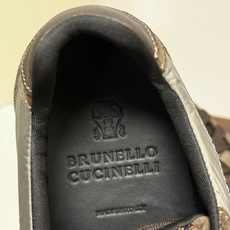 Brunello Cucinelli 尼龙拼麂皮运动鞋,鞋面是轻量化尼龙 + 绒面革(麂皮)拼接,鞋头和后跟 Brunello Cucinelli 尼龙拼麂皮运动鞋,鞋面是轻量化尼龙 + 绒面革(麂皮)拼接,鞋头和后跟