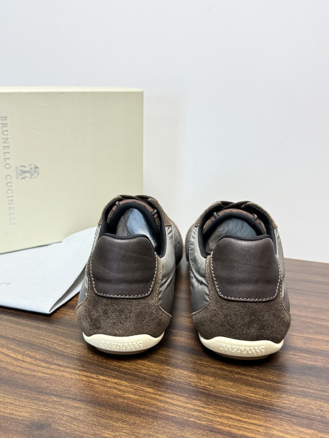 Brunello Cucinelli 尼龙拼麂皮运动鞋,鞋面是轻量化尼龙 + 绒面革(麂皮)拼接,鞋头和后跟 Brunello Cucinelli 尼龙拼麂皮运动鞋,鞋面是轻量化尼龙 + 绒面革(麂皮)拼接,鞋头和后跟