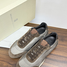 Brunello Cucinelli 尼龙拼麂皮运动鞋,鞋面是轻量化尼龙 + 绒面革(麂皮)拼接,鞋头和后跟 Brunello Cucinelli 尼龙拼麂皮运动鞋,鞋面是轻量化尼龙 + 绒面革(麂皮)拼接,鞋头和后跟