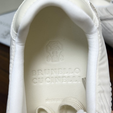 Brunello Cucinelli 尼龙拼麂皮运动鞋,鞋面是轻量化尼龙 + 绒面革(麂皮)拼接,鞋头和 Brunello Cucinelli 尼龙拼麂皮运动鞋,鞋面是轻量化尼龙 + 绒面革(麂皮)拼接,鞋头和