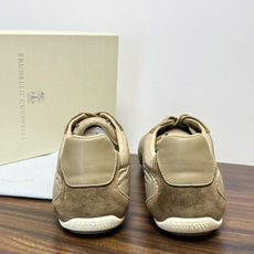 Brunello Cucinelli 尼龙拼麂皮运动鞋,鞋面是轻量化尼龙 + 绒面革(麂皮)拼接,鞋头和 Brunello Cucinelli 尼龙拼麂皮运动鞋,鞋面是轻量化尼龙 + 绒面革(麂皮)拼接,鞋头和