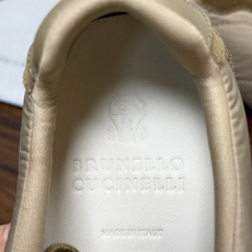 Brunello Cucinelli 尼龙拼麂皮运动鞋,鞋面是轻量化尼龙 + 绒面革(麂皮)拼接,鞋头和 Brunello Cucinelli 尼龙拼麂皮运动鞋,鞋面是轻量化尼龙 + 绒面革(麂皮)拼接,鞋头和