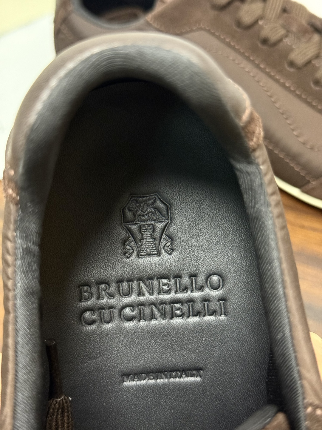 Brunello Cucinelli 尼龙拼麂皮运动鞋,鞋面是轻量化尼龙 + 绒面革(麂皮)拼接,鞋头和 Brunello Cucinelli 尼龙拼麂皮运动鞋,鞋面是轻量化尼龙 + 绒面革(麂皮)拼接,鞋头和