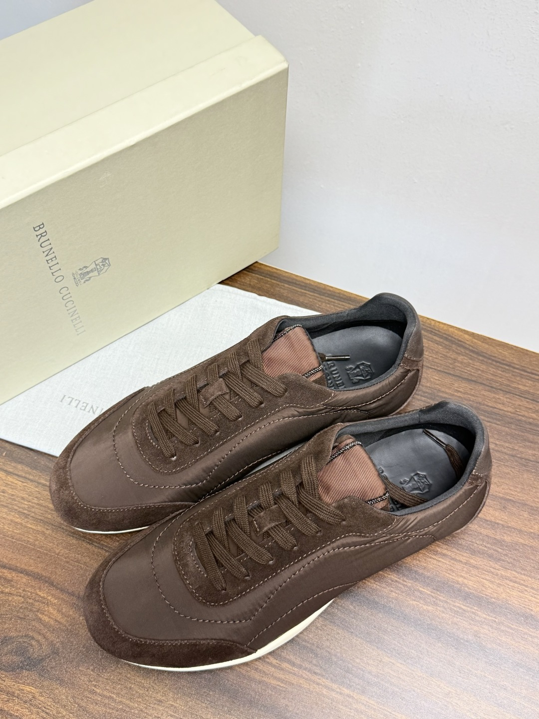 Brunello Cucinelli 尼龙拼麂皮运动鞋,鞋面是轻量化尼龙 + 绒面革(麂皮)拼接,鞋头和 Brunello Cucinelli 尼龙拼麂皮运动鞋,鞋面是轻量化尼龙 + 绒面革(麂皮)拼接,鞋头和