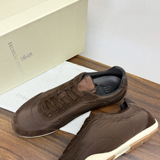 Brunello Cucinelli 尼龙拼麂皮运动鞋,鞋面是轻量化尼龙 + 绒面革(麂皮)拼接,鞋头和 Brunello Cucinelli 尼龙拼麂皮运动鞋,鞋面是轻量化尼龙 + 绒面革(麂皮)拼接,鞋头和