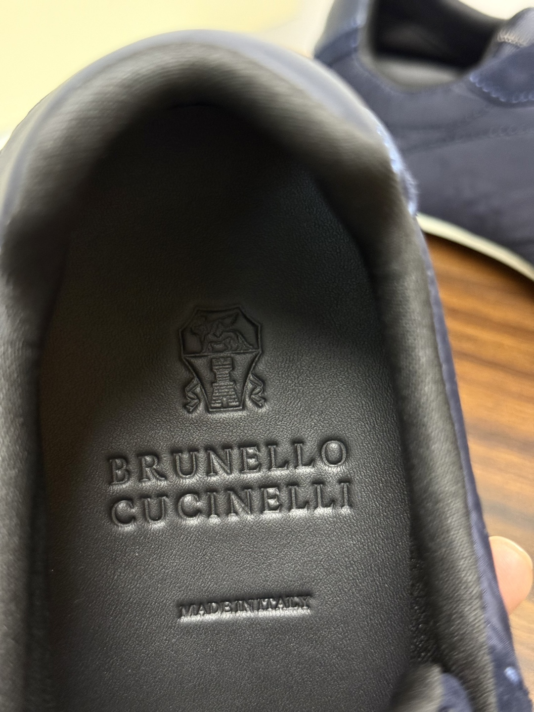 ​​Brunello Cucinelli 尼龙拼麂皮运动鞋​​，鞋面是​​轻量化尼龙 + 绒面革（麂皮）拼接​​，鞋头和