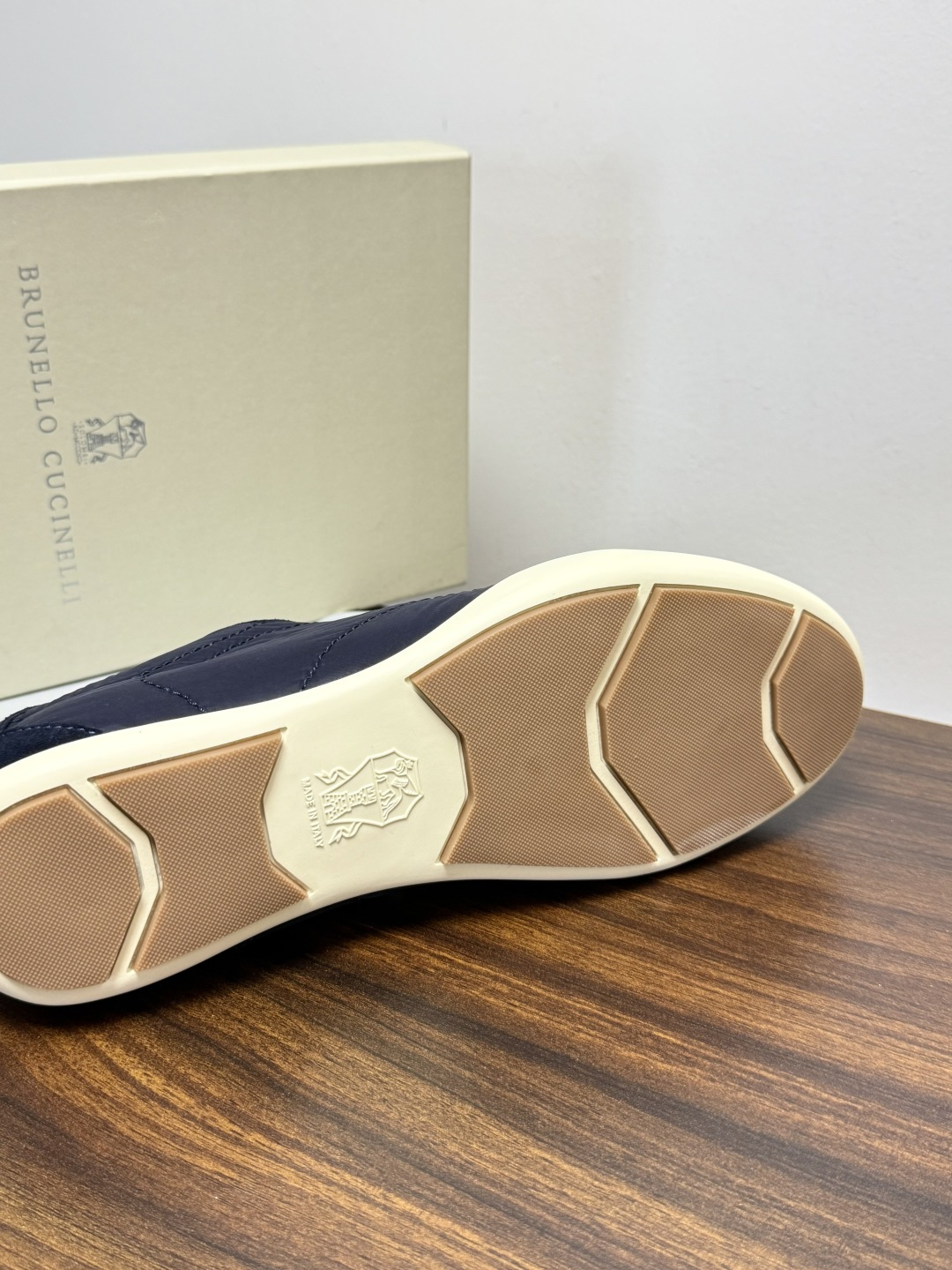 ​​Brunello Cucinelli 尼龙拼麂皮运动鞋​​，鞋面是​​轻量化尼龙 + 绒面革（麂皮）拼接​​，鞋头和