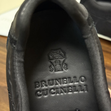 Brunello Cucinelli 尼龙拼麂皮运动鞋,鞋面是轻量化尼龙 + 绒面革(麂皮)拼接,鞋头和 Brunello Cucinelli 尼龙拼麂皮运动鞋,鞋面是轻量化尼龙 + 绒面革(麂皮)拼接,鞋头和