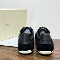 Brunello Cucinelli 尼龙拼麂皮运动鞋,鞋面是轻量化尼龙 + 绒面革(麂皮)拼接,鞋头和 Brunello Cucinelli 尼龙拼麂皮运动鞋,鞋面是轻量化尼龙 + 绒面革(麂皮)拼接,鞋头和