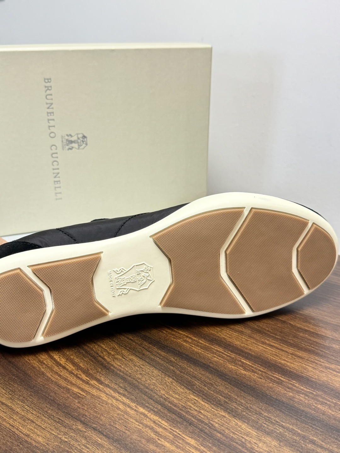 Brunello Cucinelli 尼龙拼麂皮运动鞋,鞋面是轻量化尼龙 + 绒面革(麂皮)拼接,鞋头和 Brunello Cucinelli 尼龙拼麂皮运动鞋,鞋面是轻量化尼龙 + 绒面革(麂皮)拼接,鞋头和