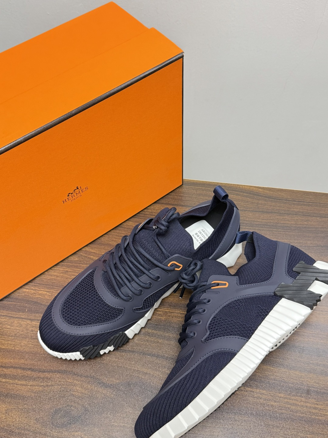Hermès Bouncing 运动鞋​​（飞织网面款），鞋面是透气飞织网布拼接反绒麂皮，侧面后跟处有立体H字母标识（锯