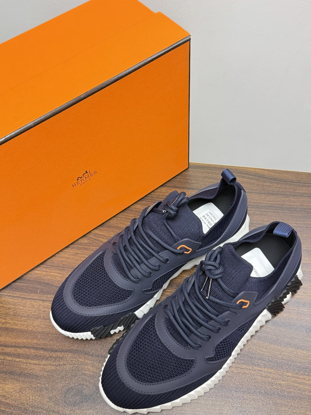Hermès Bouncing 运动鞋​​（飞织网面款），鞋面是透气飞织网布拼接反绒麂皮，侧面后跟处有立体H字母标识（锯