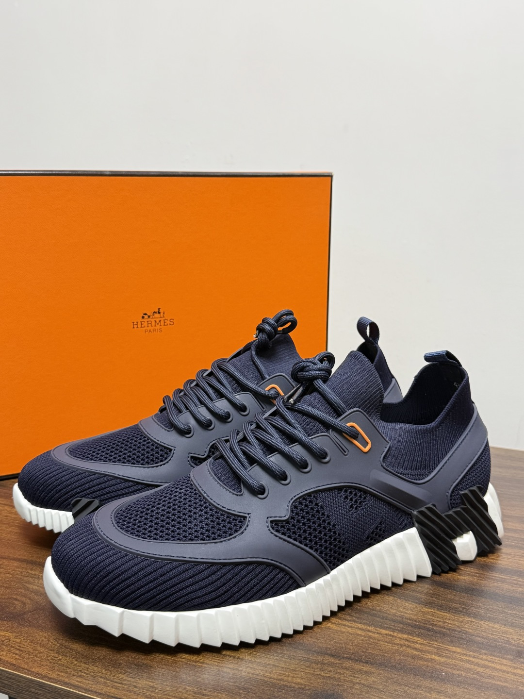 Hermès Bouncing 运动鞋​​（飞织网面款），鞋面是透气飞织网布拼接反绒麂皮，侧面后跟处有立体H字母标识（锯
