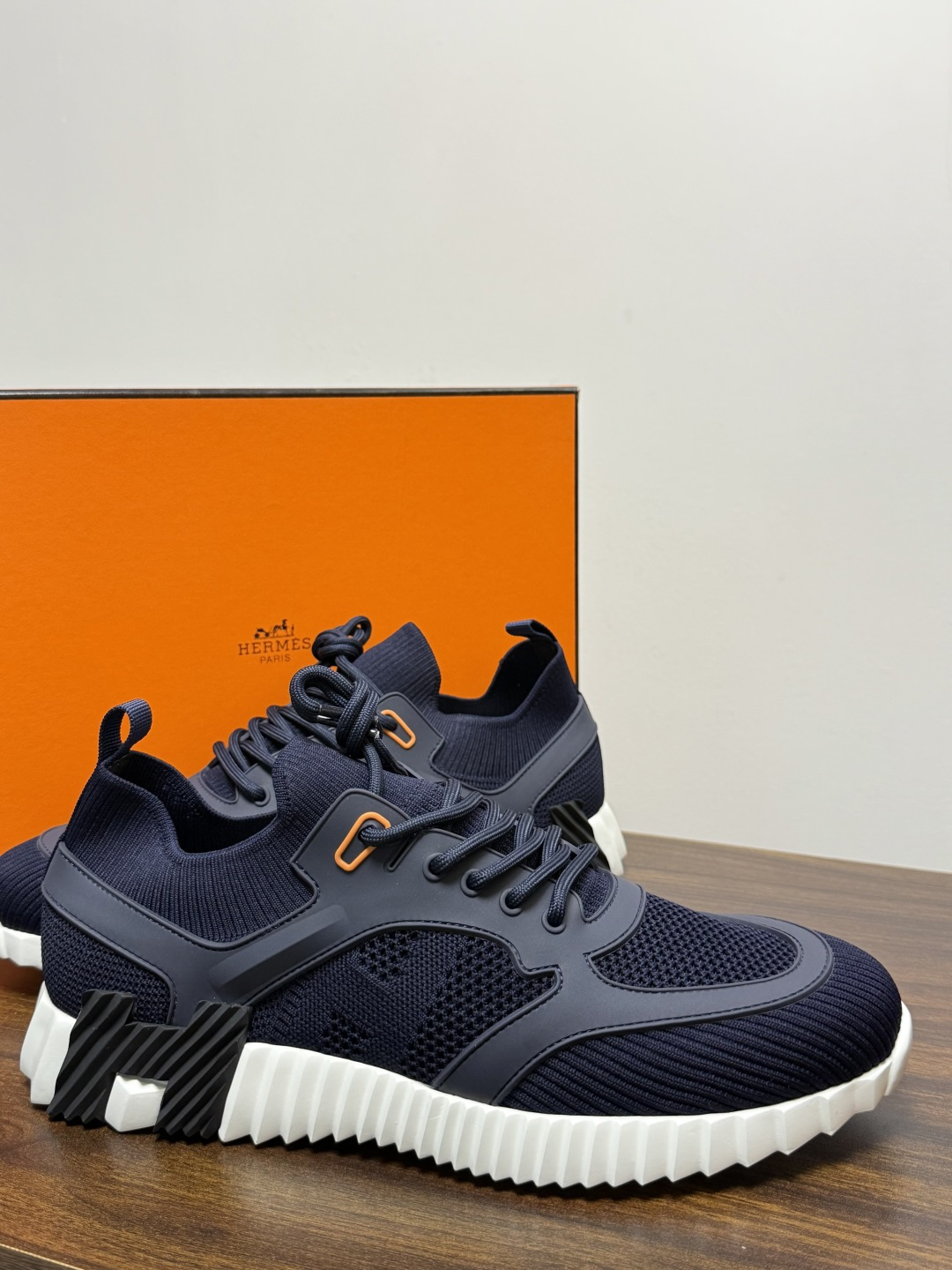 Hermès Bouncing 运动鞋​​（飞织网面款），鞋面是透气飞织网布拼接反绒麂皮，侧面后跟处有立体H字母标识（锯