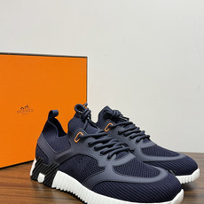 Hermès Bouncing 运动鞋(飞织网面款),鞋面是透气飞织网布拼接反绒麂皮,侧面后跟处有立体H字母标识(锯 Hermès Bouncing 运动鞋(飞织网面款),鞋面是透气飞织网布拼接反绒麂皮,侧面后跟处有立体H字母标识(锯