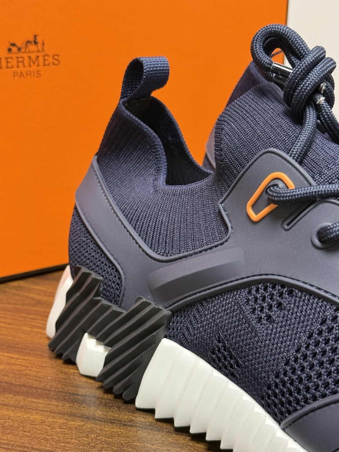 Hermès Bouncing 运动鞋​​（飞织网面款），鞋面是透气飞织网布拼接反绒麂皮，侧面后跟处有立体H字母标识（锯