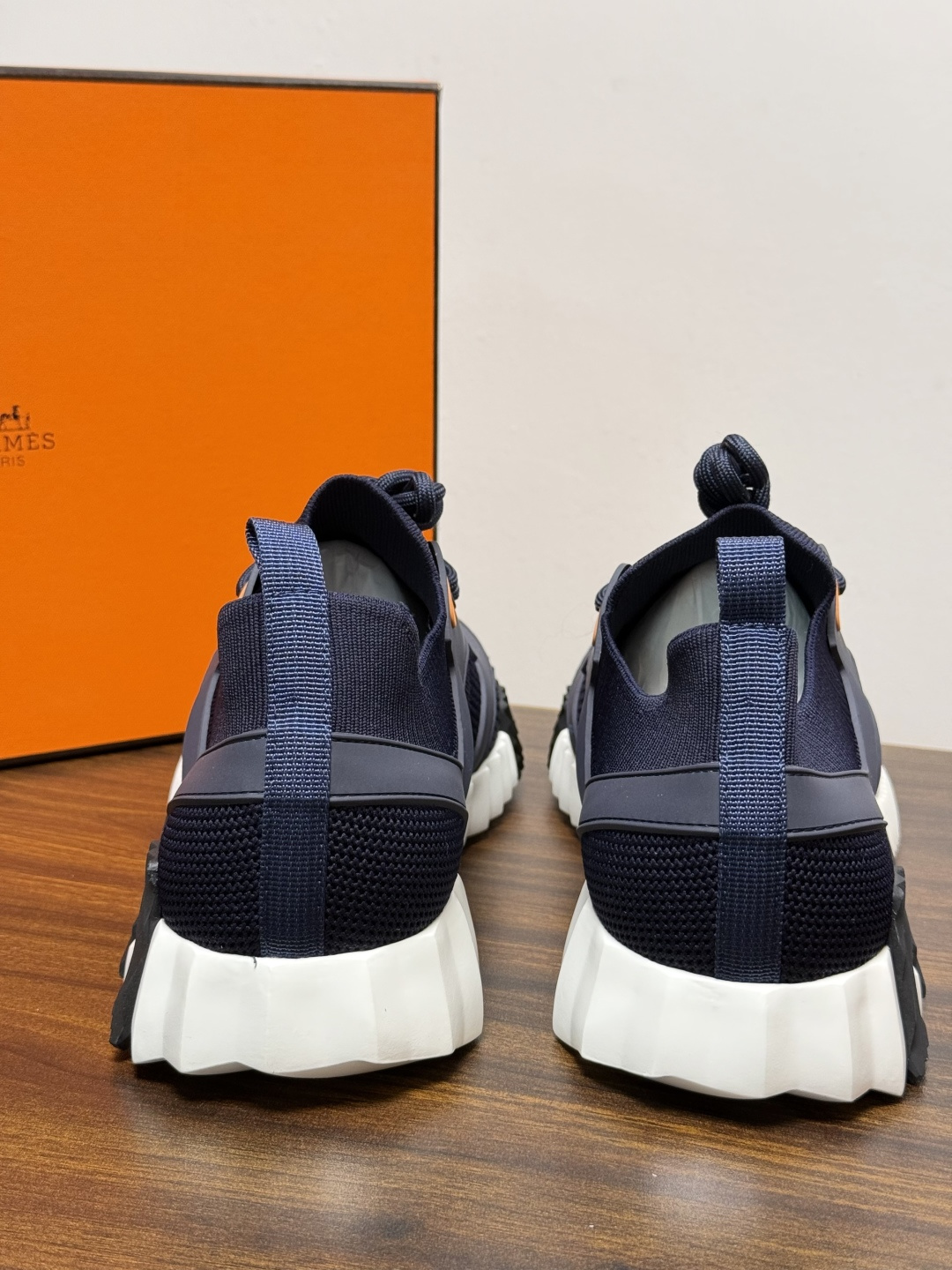 Hermès Bouncing 运动鞋​​（飞织网面款），鞋面是透气飞织网布拼接反绒麂皮，侧面后跟处有立体H字母标识（锯