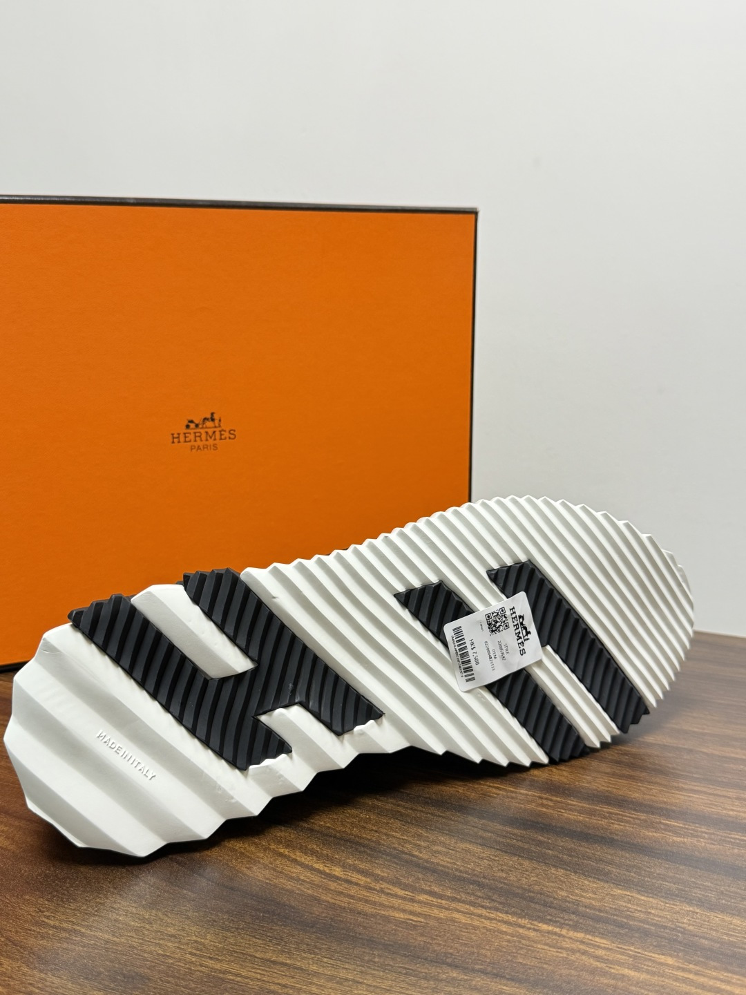 Hermès Bouncing 运动鞋​​（飞织网面款），鞋面是透气飞织网布拼接反绒麂皮，侧面后跟处有立体H字母标识（锯