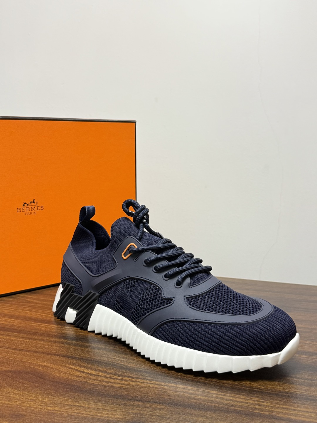 Hermès Bouncing 运动鞋​​（飞织网面款），鞋面是透气飞织网布拼接反绒麂皮，侧面后跟处有立体H字母标识（锯