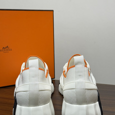 Hermès Bouncing 运动鞋(飞织网面款),鞋面是透气飞织网布拼接反绒麂皮,侧面后跟处有立体H字母标识 Hermès Bouncing 运动鞋(飞织网面款),鞋面是透气飞织网布拼接反绒麂皮,侧面后跟处有立体H字母标识