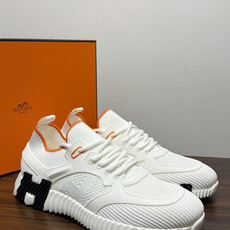 Hermès Bouncing 运动鞋(飞织网面款),鞋面是透气飞织网布拼接反绒麂皮,侧面后跟处有立体H字母标识 Hermès Bouncing 运动鞋(飞织网面款),鞋面是透气飞织网布拼接反绒麂皮,侧面后跟处有立体H字母标识