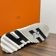 Hermès Bouncing 运动鞋(飞织网面款),鞋面是透气飞织网布拼接反绒麂皮,侧面后跟处有立体H字母标识 Hermès Bouncing 运动鞋(飞织网面款),鞋面是透气飞织网布拼接反绒麂皮,侧面后跟处有立体H字母标识