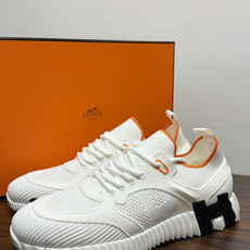 Hermès Bouncing 运动鞋(飞织网面款),鞋面是透气飞织网布拼接反绒麂皮,侧面后跟处有立体H字母标识 Hermès Bouncing 运动鞋(飞织网面款),鞋面是透气飞织网布拼接反绒麂皮,侧面后跟处有立体H字母标识