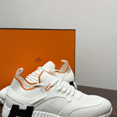 Hermès Bouncing 运动鞋(飞织网面款),鞋面是透气飞织网布拼接反绒麂皮,侧面后跟处有立体H字母标识 Hermès Bouncing 运动鞋(飞织网面款),鞋面是透气飞织网布拼接反绒麂皮,侧面后跟处有立体H字母标识