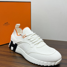 Hermès Bouncing 运动鞋(飞织网面款),鞋面是透气飞织网布拼接反绒麂皮,侧面后跟处有立体H字母标识 Hermès Bouncing 运动鞋(飞织网面款),鞋面是透气飞织网布拼接反绒麂皮,侧面后跟处有立体H字母标识
