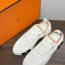 Hermès Bouncing 运动鞋(飞织网面款),鞋面是透气飞织网布拼接反绒麂皮,侧面后跟处有立体H字母标识 Hermès Bouncing 运动鞋(飞织网面款),鞋面是透气飞织网布拼接反绒麂皮,侧面后跟处有立体H字母标识