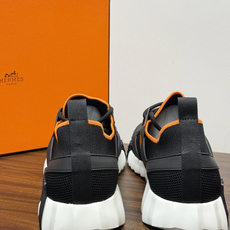 Hermès Bouncing 运动鞋(飞织网面款),鞋面是透气飞织网布拼接反绒麂皮,侧面后跟处有立体H字母标识 Hermès Bouncing 运动鞋(飞织网面款),鞋面是透气飞织网布拼接反绒麂皮,侧面后跟处有立体H字母标识