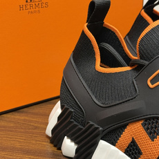 Hermès Bouncing 运动鞋(飞织网面款),鞋面是透气飞织网布拼接反绒麂皮,侧面后跟处有立体H字母标识 Hermès Bouncing 运动鞋(飞织网面款),鞋面是透气飞织网布拼接反绒麂皮,侧面后跟处有立体H字母标识