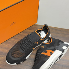 Hermès Bouncing 运动鞋(飞织网面款),鞋面是透气飞织网布拼接反绒麂皮,侧面后跟处有立体H字母标识 Hermès Bouncing 运动鞋(飞织网面款),鞋面是透气飞织网布拼接反绒麂皮,侧面后跟处有立体H字母标识