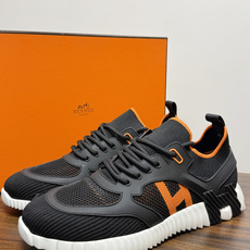 Hermès Bouncing 运动鞋(飞织网面款),鞋面是透气飞织网布拼接反绒麂皮,侧面后跟处有立体H字母标识 Hermès Bouncing 运动鞋(飞织网面款),鞋面是透气飞织网布拼接反绒麂皮,侧面后跟处有立体H字母标识