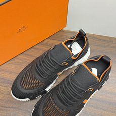 Hermès Bouncing 运动鞋(飞织网面款),鞋面是透气飞织网布拼接反绒麂皮,侧面后跟处有立体H字母标识 Hermès Bouncing 运动鞋(飞织网面款),鞋面是透气飞织网布拼接反绒麂皮,侧面后跟处有立体H字母标识